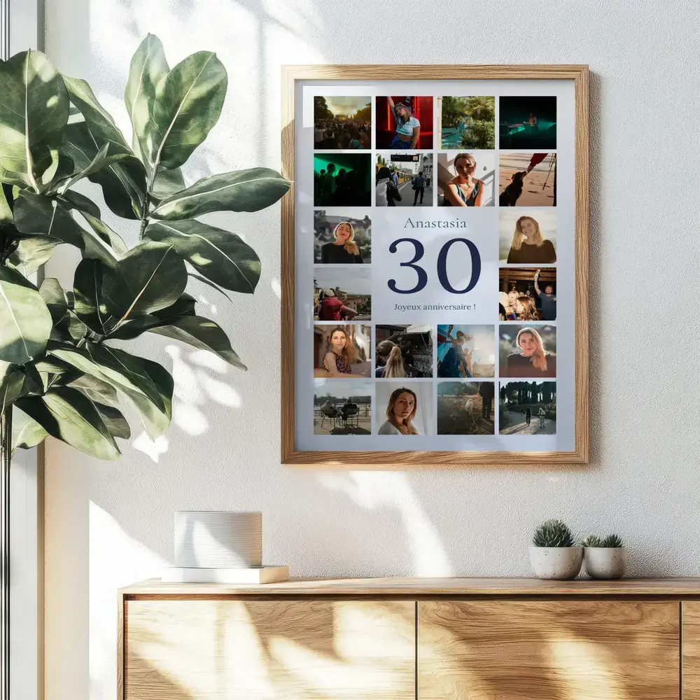Pêle-mêle photo avec un grand 30 au centre, encadré en bois naturel au-dessus d’un buffet, près d’une plante