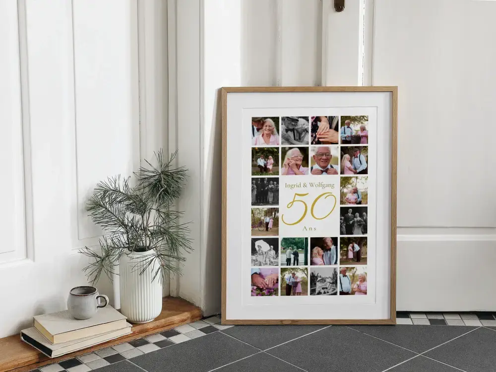 Collage photo avec un 50 doré, encadré en bois et posé au sol près d’un vase, une idée cadeau pour les noces d’or.