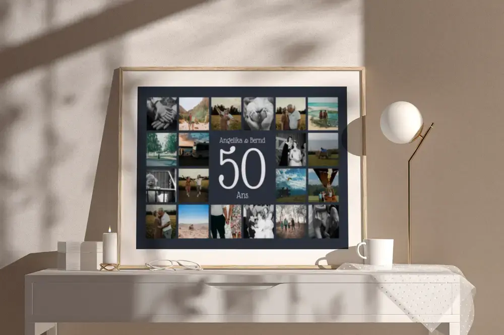 Collage photo encadré avec un grand 50 sur fond gris, posé sur un buffet, cadeau pour les noces d’or