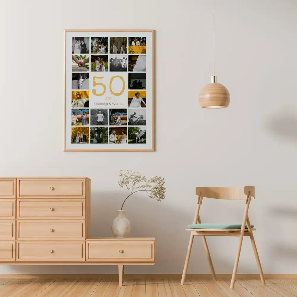 Collage photo avec un 50 doré, encadré en bois clair au-dessus d’une commode, une idée cadeau pour les noces d’or