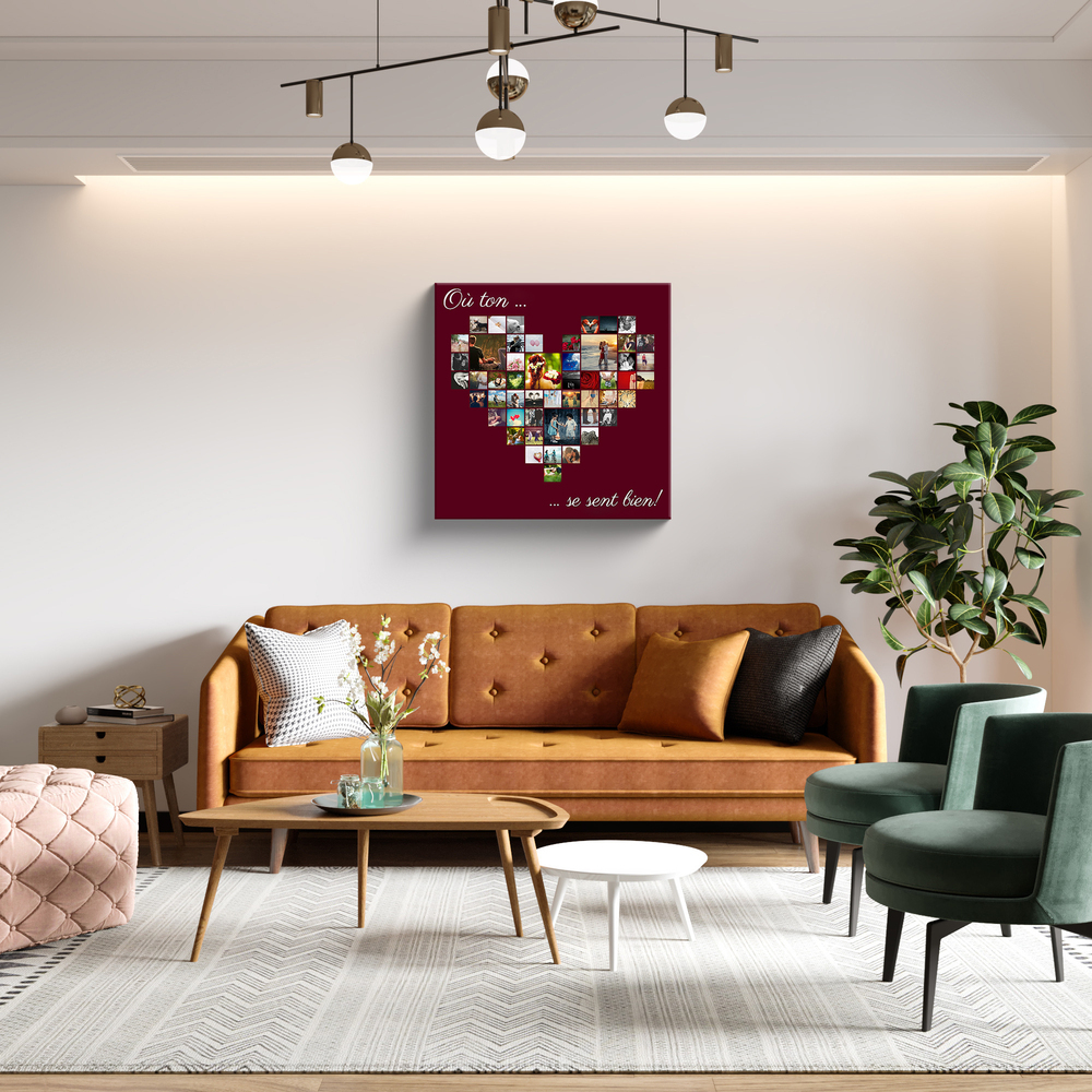 Tableau photo en cœur sur fond bordeaux avec message personnalisé, au-dessus d’un canapé ocre dans le salon