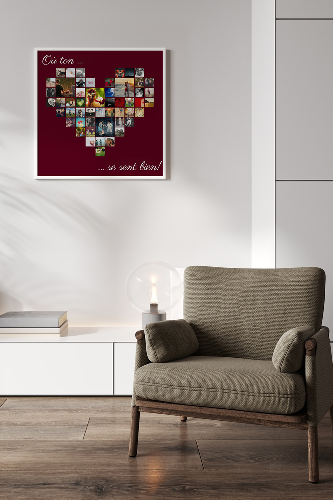 Pêle-mêle photo en cœur avec texte sur fond bordeaux, encadré en blanc au mur du salon près d’un fauteuil