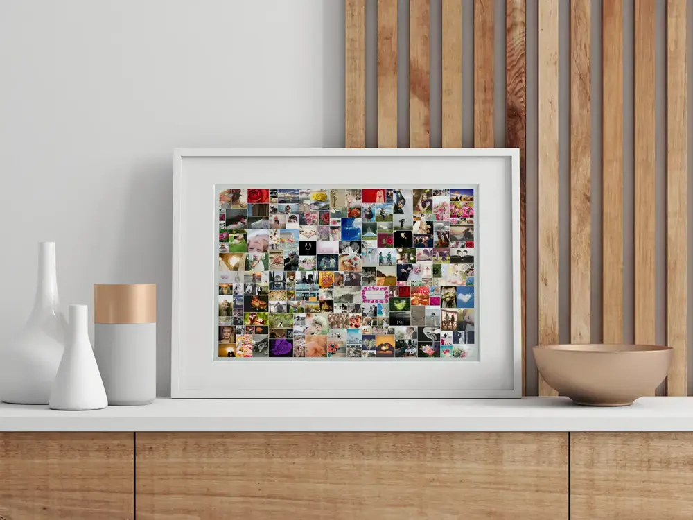Collage de nombreuses photos de mariage encadré en blanc sur un buffet, une idée cadeau pour les mariés