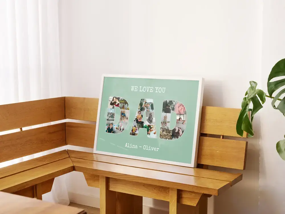 Collage photo pour papa avec prénoms et lettres sur fond vert sauge, en cadre blanc sur une banquette d’angle en bois