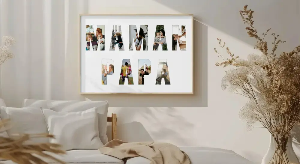 Pêle-mêle photo en lettres sur deux lignes, encadré en bois clair au mur, cadeau personnalisé pour les parents