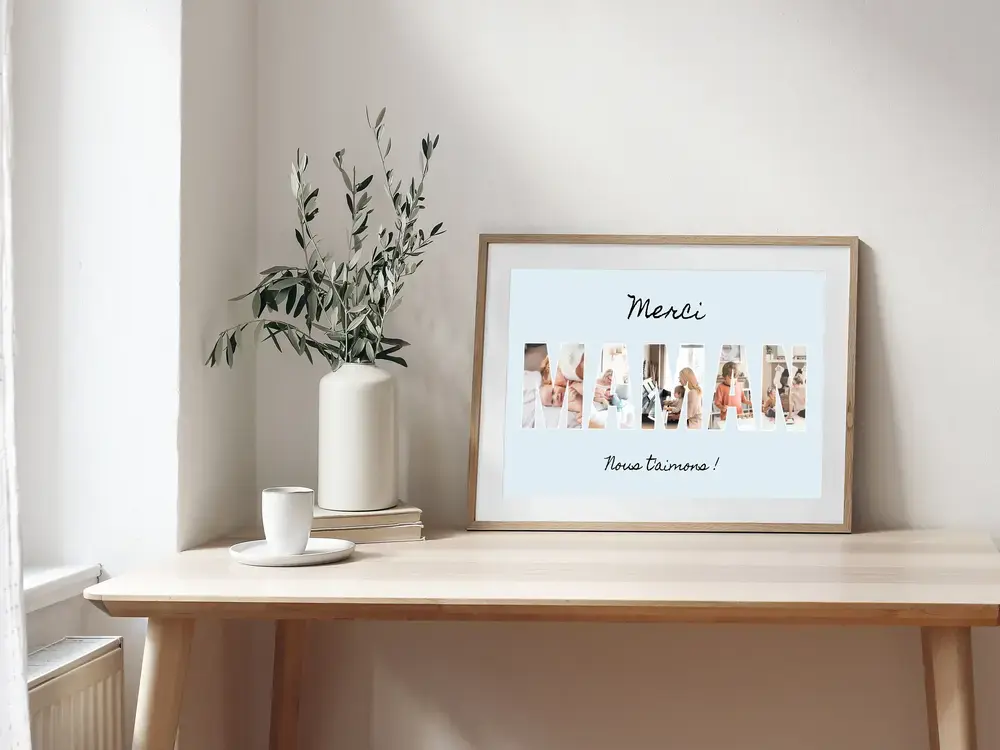 Cadeau de fête des Mères : pêle-mêle photo en lettres sur fond bleu clair, dans un cadre en bois posé sur un bureau