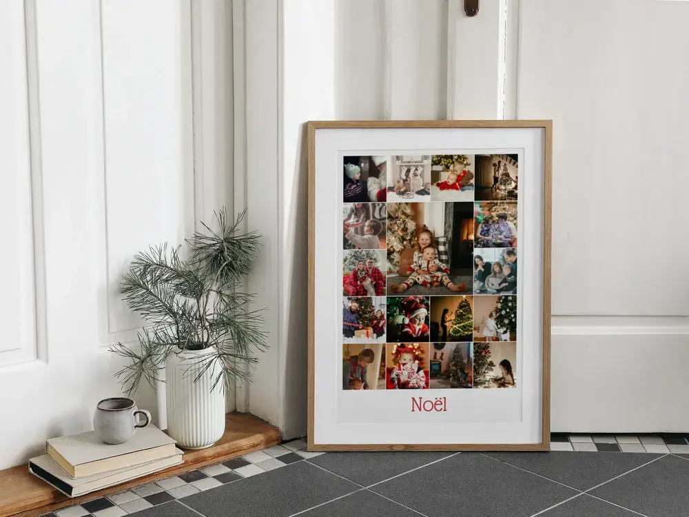 Collage photo de Noël dans un cadre en bois posé au sol, avec texte en bas, un cadeau pour la famille