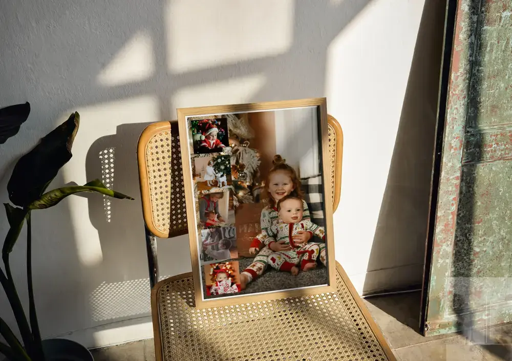 Pêle-mêle de Noël avec grande photo d’enfants et bande de photos, encadré en bois sur une chaise cannée