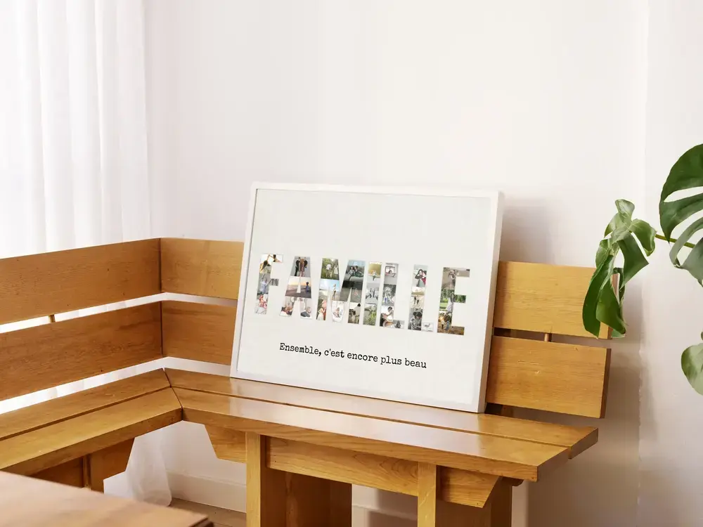 Pêle-mêle de photos de famille en forme de lettres avec une phrase, dans un cadre blanc posé sur une banquette en bois