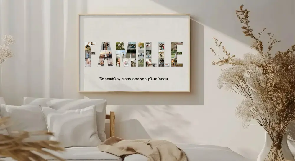 Affiche de photos de famille en forme de lettres, avec une phrase, encadrée en bois clair au-dessus du canapé