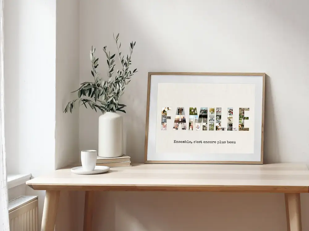 Collage de photos en lettres, encadré sur un bureau près d’un vase, une idée cadeau pour toute la famille