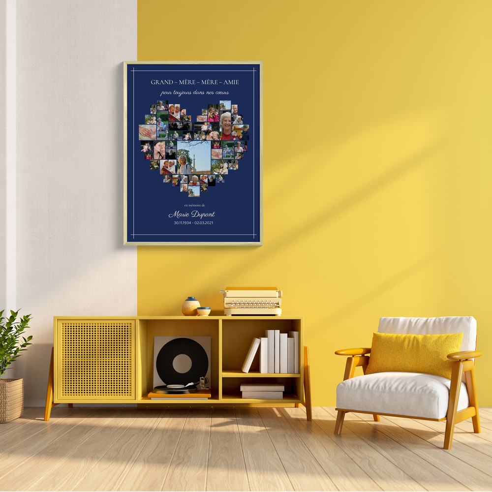 Collage photo en cœur en hommage à un proche, sur fond bleu nuit, encadré au-dessus d’un buffet dans un salon jaune