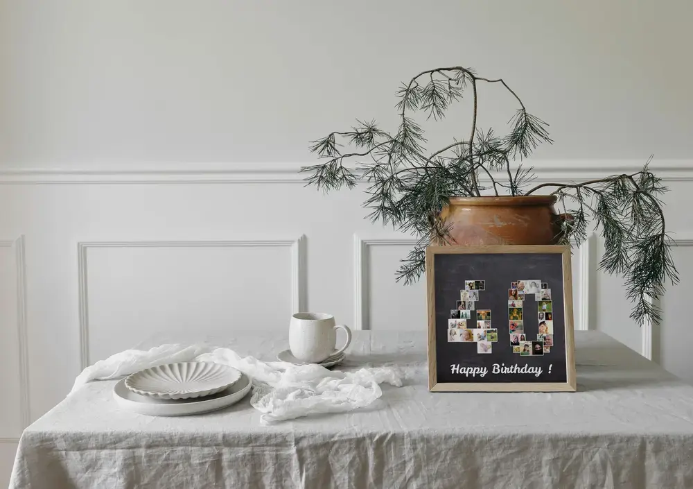Collage photo encadré en forme de 40 avec message d’anniversaire sur fond sombre, sur une table dressée