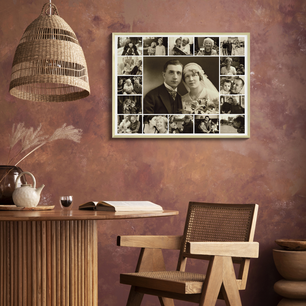 Collage photo souvenir sépia encadré, avec portrait de mariage central, sur un mur terracotta au-dessus d’une table
