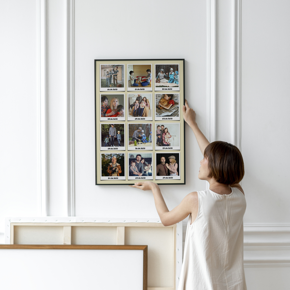 Pêle-mêle de vacances façon instantanés, cadre sombre sur un mur blanc mouluré, idée cadeau pour passionnés de voyage