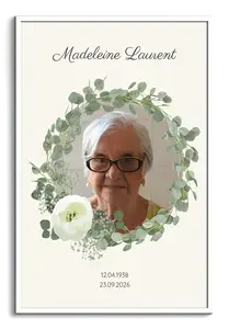 Portrait commémoratif personnalisé avec couronne d’eucalyptus et fleurs blanches dans un cadre blanc