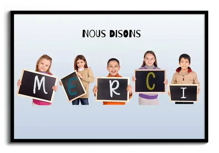Collage photo nous disons merci avec enfants ardoise et craie